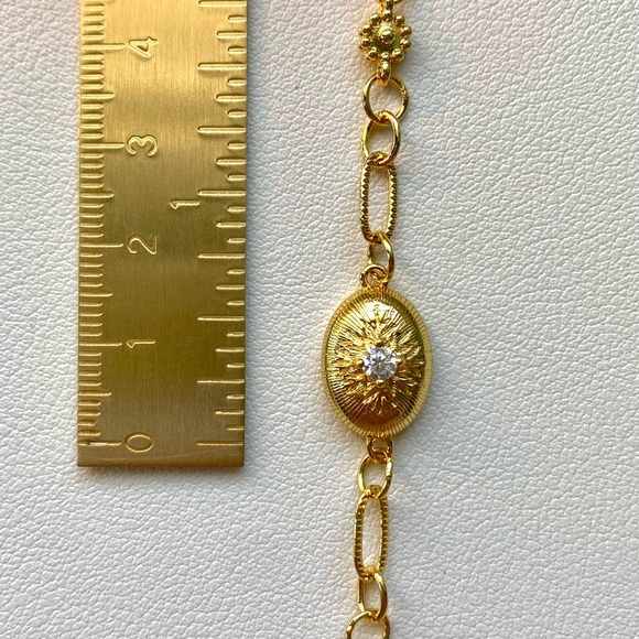 Elegant Gold Bracelet with Crystal Accent - Picture 2 of 3